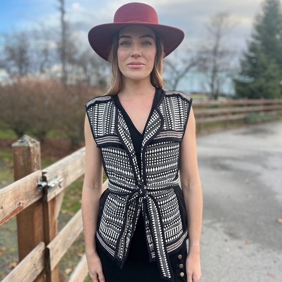 H&M Jackets & Blazers - H&M SOUTHWESTERN VEST SIZE 4